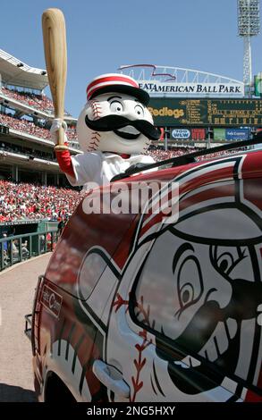 Cincinnati reds mascot hi-res stock photography and images - Alamy