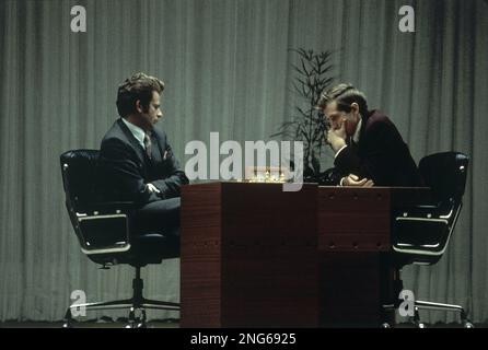 Bobby Fischer at Hilton Hotel in Amsterdam for discussions with FIDE  chairman Max Euwe (right) about the two-camp to the world championship with Boris  Spassky Date: 31 January 1972 Location: Amsterdam, Noord-Holland