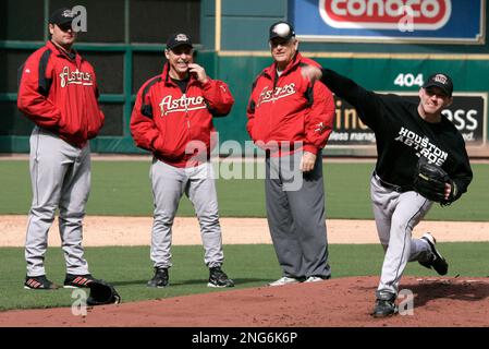 Houston Astros manager Phil Garner, left, walks off the mound as pitcher Andy  Pettitte (21) rubs his head after being hit in the stomach with a line  drive hit by Chicago Cubs