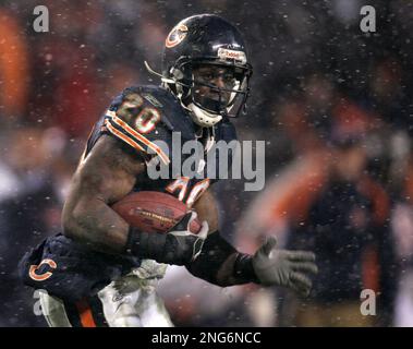 Chicago Bears running back Thomas Jones (20) runs with the ball against the  New Orleans Saints