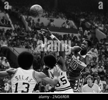 Larry Kenon (35) of the San Antonio Spurs goes up for a shot during an ABA  playoff game against the New York Nets in Uniondale, N.Y., April 11, 1976.  (AP Photo Stock Photo - Alamy