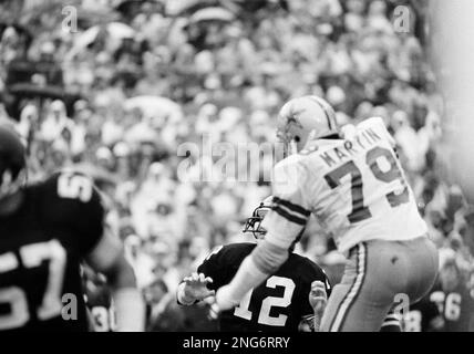 Dallas Cowboys' linebacker Randy White (54) tackles Philadelphia Eagles'  quarterback Ron Jaworski with a first-half sack, Nov. 7, 1983, in  Philadelphia. (AP Photo/Rusty Kennedy Stock Photo - Alamy