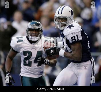 Dallas Cowboys wide receiver Terrell Owens makes his first touchdown catch  of the third quarter in front of Houston Texans defender Lewis Sanders. The  Cowboys defeated the Texans, 34-6, at Texas Stadium