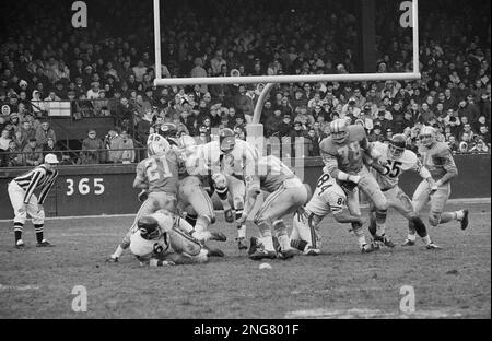 Gale Sayers of the Chicago Bears, moves ball toward Pittsburgh