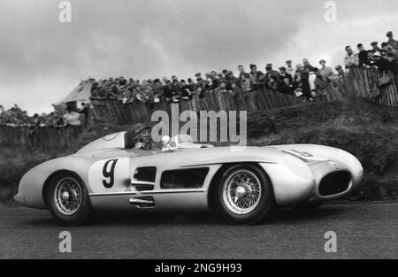 FANGIO SECOND AT ULSTER TT: Juan Manuel Fangio, Argentina, in his Mercedes at Dunrod Circuit, near Belfast, Northern Ireland, September 17, 1955, when he came second in the 623 mile (1000 km) R.A.C. International Tourist Trophy race in 7 hours, 6 min. and 32 sec., and average speed of 87.27 mph (140,5 km/h). First was Sterling Moss, also on Mercedes in 7 hours, 3 min. and 7 sec. It was in this race, that there were three crashes involving eight cars and causing the death of three drivers. (AP Photo/Str) --- FANGIO ZWEITER BEI ULSTER TT: Der argentinische Rennfahrer Juan Manuel Fangio in seinem