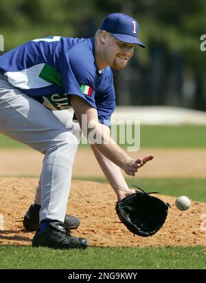 World Baseball Classic series Italian team manager Matt Galante, center,  talks to players, including catcher Mike Piazza (31) and pitcher Lenny  DiNardo (55), during a workout, in Lakeland, Fla., Friday, March 3