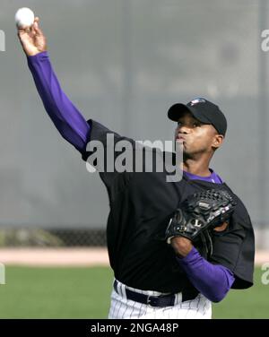 Orlando El Duque Hernandez throws during the Mets' workout one day before  their National League Division Series opener against the Los Angeles  Dodgers at Shea Stadium in New York, Tuesday, Oct. 3