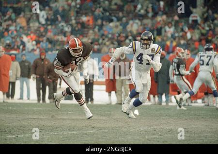 Cleveland Browns tight end Ozzie Newsome (82) runs past Minnesota Vikings  safety Joey Browner (47) on a 18-yard pass reception in the third quarter  on Sunday, Dec. 18, 1989 in Cleveland. Newsome