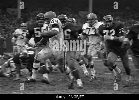 Leroy Kelly of the Cleveland Browns scores a touchdown during an NFL  News Photo - Getty Images