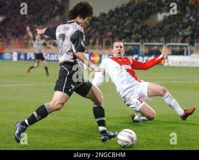 PSV Eindhoven's soccer player Ji-Sung Park of Korea, right and Hatem  Trabelsi of AFC Ajax, battle for the ball during their Dutch League soccer  match between Ajax Amsterdam and PSV Eindhoven at