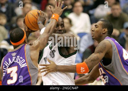 Phoenix Suns Steven Hunter, right, and Leandro Barbosa watch the final  seconds against the San Antonio Spurs during game two of their Western  Conference Finals Tuesday, May 24, 2005 at America West