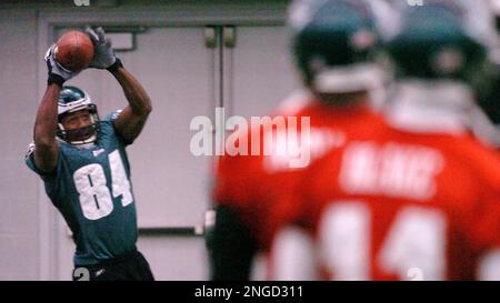 KRT SPORTS STORY SLUGGED: FBN-EAGLES KRT PHOTOGRAPH BY DAVID  SWANSON/PHILADELPHIA INQUIRER (August 9) BETHLEHEM, PA -- Philadelphia  Eagles wide receiver Freddie Mitchell takes a hit from Brandon Pinderhughes  (39) during practice at