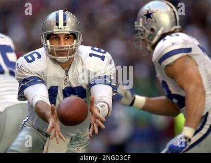 Dallas Cowboys quarterback Vinny Testaverde warms up for their game against  the Washington Redskins at FedEx Field in Landover, Md., on Sept. 27, 2004.  (UPI Photo/Roger L. Wollenberg Stock Photo - Alamy