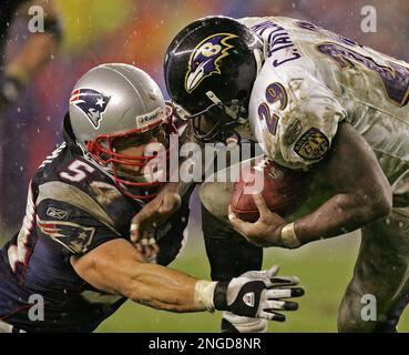 Baltimore Ravens running back Chester Taylor, center, rushes