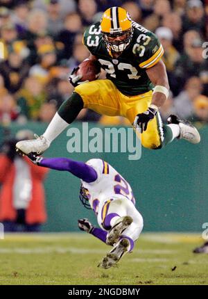 Green Bay Packers fullback William Henderson gets tangled up as he runs a  drill at football training camp Tuesday, Aug. 1, 2006, in Green Bay, Wis.  (AP Photo/Morry Gash Stock Photo - Alamy