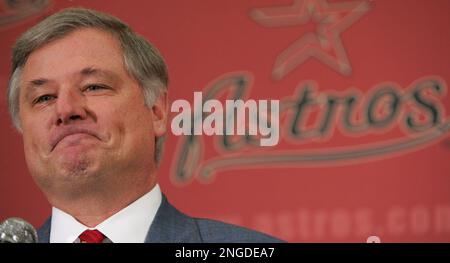 Houston Astros general manager Gerry Hunsicker, right, helps