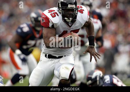 Atlanta Falcons running back T. J. Duckett (45) pushes past the Tampa Bay  Buccaneers defense including linebacker Shelton Quarles (53) for the first  of two first half touchdowns at the Georgia Dome