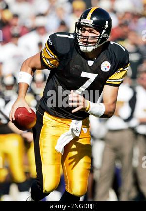 Pittsburgh Steelers rookie quarterback Ben Roethlisberger, right, glances  at former Miami Dolphins and University of Pittsburgh star quarterback Dan  Marino during practice at the Steelers facility in Pittsburgh on Friday,  Jan. 21