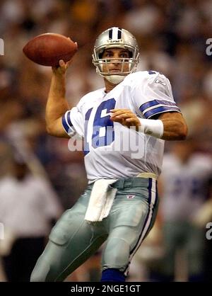 Dallas Cowboys quarterback Vinny Testaverde warms up for their game against  the Washington Redskins at FedEx Field in Landover, Md., on Sept. 27, 2004.  (UPI Photo/Roger L. Wollenberg Stock Photo - Alamy