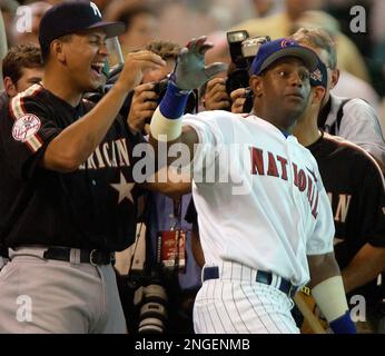 Chicago Cubs outfielder Sammy Sosa drops his broken bat as he