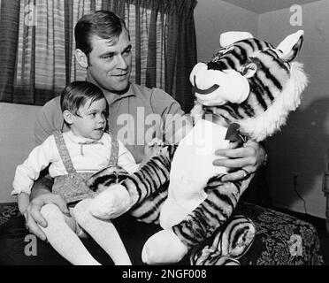 Former Tiger Denny McLain helps Make-A-Wish Foundation