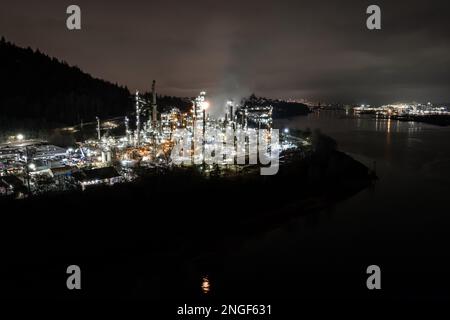 Oil refinery aerial view at night, hyper lapse, distillation tower, gas production, smoke stack, near Vancouver, Canada Stock Photo