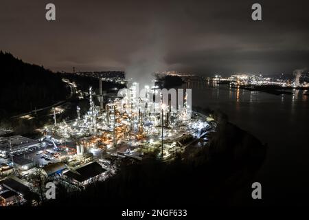 Oil refinery aerial view at night, hyper lapse, distillation tower, gas production, smoke stack, near Vancouver, Canada Stock Photo