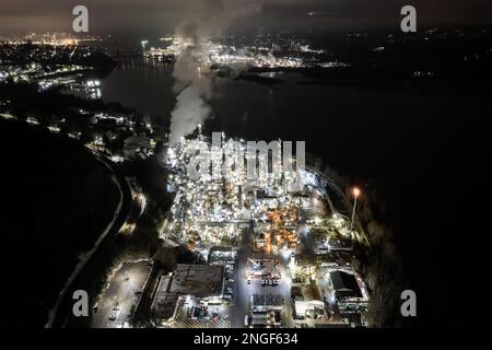 Oil refinery aerial view at night, hyper lapse, distillation tower, gas production, smoke stack, near Vancouver, Canada Stock Photo