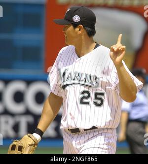 Florida Marlins first baseman Hee Seop Choi, of South Korea, warms up  during the first inning, Monday, June 28, 2004, at Turner Field in Atlanta.  (AP Photo/Gregory Smith Stock Photo - Alamy