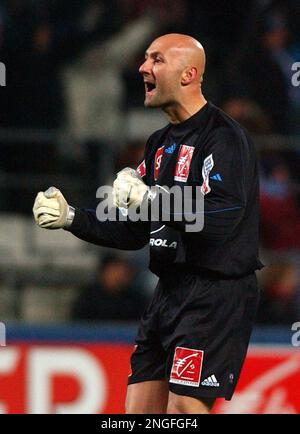 Olympique Marseille goalkeeper Fabien Barthez reacts during their French Cup soccer match against Strasbourg, Saturday Jan. 3, 2004 in Marseille, southern France. Barthez, the former goalkeeper for Manchester United in England, was playing his first match with his new team. (AP Photo/Claude Paris)