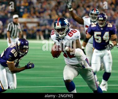 Oakland, California, USA. 13th Sep, 1998. Oakland Raiders vs. New York  Giants at Oakland Alameda County Coliseum Sunday, September 13, 1998.  Raiders beat Giants 20-17. New York Giants wide receiver Ike Hilliard