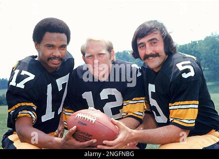 Pittsburgh Steelers quarterbacks Terry Bradshaw (12), Joe Gilliam (17), and  Terry Hanratty (5) are shown in 1975. (AP Photo Stock Photo - Alamy