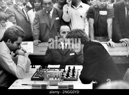Bobby Fischer at Hilton Hotel in Amsterdam for discussions with FIDE  chairman Max Euwe (right) about the two-camp to the world championship with Boris  Spassky Date: 31 January 1972 Location: Amsterdam, Noord-Holland