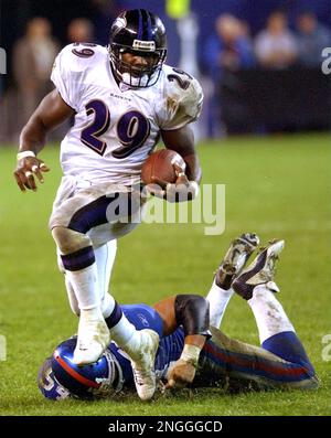 Baltimore Ravens running back Chester Taylor, center, rushes