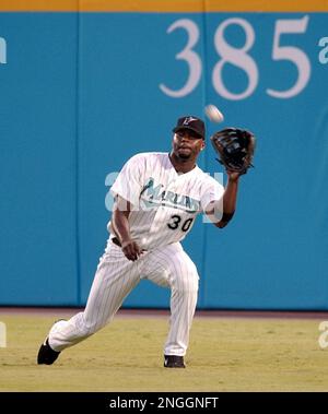 Florida Marlins right fielder Cliff Floyd fields a fly ball hit by  Cincinnati Reds' Todd Walker in the third inning, Wednesday, May 29, 2002,  in Miami. (AP Photo/Alan Diaz Stock Photo - Alamy