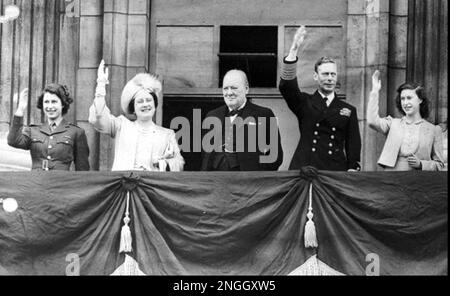 King Queen and royal family VE day Stock Photo - Alamy