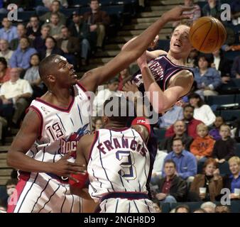 Milwaukee Bucks' Keith Van Horn, left, beats New Jersey Nets