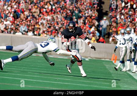 Chicago Bears' Walter Payton runs with the ball Sunday Jan. 27, 1986 during Super  Bowl XX in New Orleans. The Bears defeated the New England Patriots 46-10  to win Super Bowl XX. (