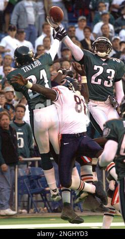 Philadelphia Eagles Bobby Taylor, left, pours water over the head