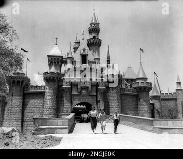 disneyland 1955 castle