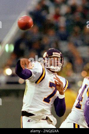 Minnesota Vikings quarterback Randall Cunningham rolls to his right looking  for a receiver during the second quarter Thursday, Nov. 26, 1998, against  the Dallas Cowboys in Irving, Texas. (AP Photo/L.M. Otero Stock