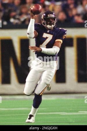 Minnesota Vikings quarterback Randall Cunningham rolls to his right looking  for a receiver during the second quarter Thursday, Nov. 26, 1998, against  the Dallas Cowboys in Irving, Texas. (AP Photo/L.M. Otero Stock