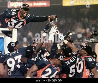 Denver Broncos safety Tyrone Braxton follows the action in the AFC  Divisional playoff game against Kansas City in Kansas City Sunday Jan. 4,  1998. (AP Photo/Ron Heflin Stock Photo - Alamy