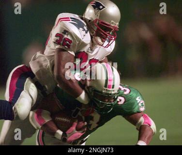 Miami Dolphins' Karim Abdul-Jabbar (33) looks up field with Pittsburgh  Steelers Willie Williams (27) in pursuit during first quarter action in  Miami Monday, Nov. 25, 1996. (AP Photo/Rick Bowmer Stock Photo - Alamy