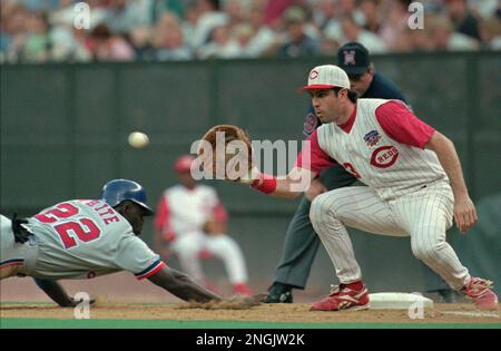 Cincinnati Reds pitcher Dave Burba throws to the Philadelphia