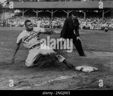 1956 at the Polo Grounds in New York: Willie Mays posing before a