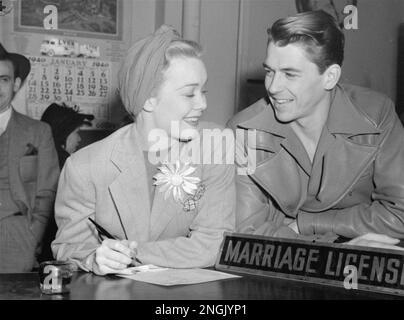 RONALD REAGAN & JANE WYMAN MARRIED ACTOR & ACTRESS (1941 Stock Photo ...