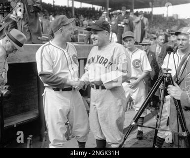 Chicago Cubs manager Gabby Hartnett, left, chats with Brooklyn