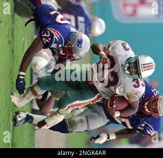 Miami Dolphins' Karim Abdul-Jabbar (33) looks up field with Pittsburgh  Steelers Willie Williams (27) in pursuit during first quarter action in  Miami Monday, Nov. 25, 1996. (AP Photo/Rick Bowmer Stock Photo - Alamy