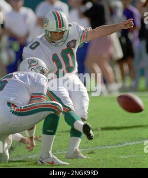 Miami Dolphins kicker Peter Stoyanovich,10, kicks the 29-yard winning field  goal during overtime against the L.A. Raiders at Joe Robbie Stadium in  Miami Oct.16, 1994. The Dolphins beat the Raders 20-17.(AP Photo/Marta  Lavandier Stock Photo - Alamy